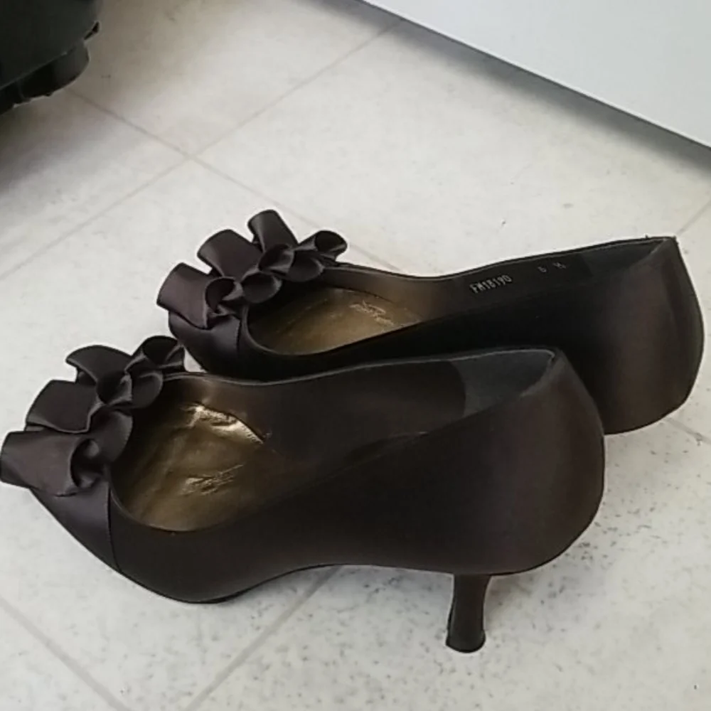 Like New STUART WEITZMAN brown satin peep toe pump